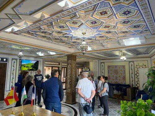 een groep mensen die in een kamer met een plafond staan bij Labi Rud Hotel Premium in Bukhara