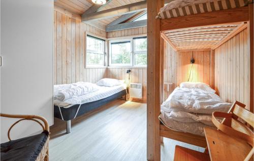 Torup Strandにある4 Bedroom Stunning Home In Fjerritslevの木製の壁の客室で、二段ベッド2組が備わります。