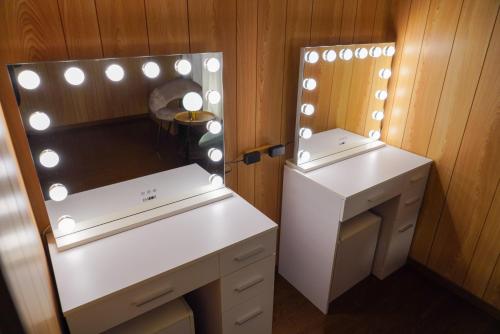 baño con espejo y tocador blanco en Living CUBE Beppu, en Beppu