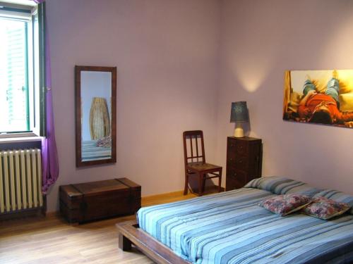 ガリポリにあるVilletta Baia Verdeのベッドルーム1室(ベッド1台、椅子、鏡付)
