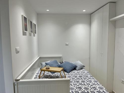 una camera da letto con un letto e un tavolo sopra di Studio Mila a Piran