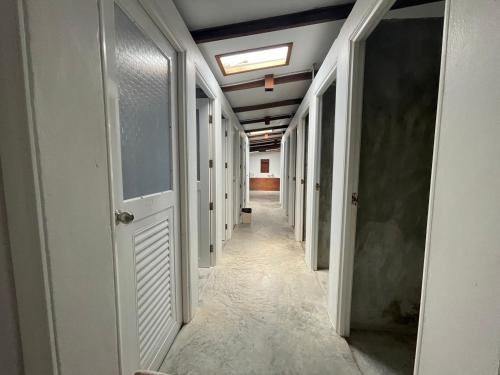 a hallway of an empty room with a door and a hallwayngth at Pranee Bungalow in Koh Tao