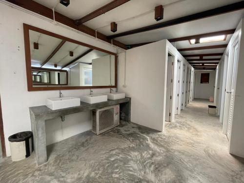 タオ島にあるPranee Bungalowのバスルーム(洗面台2台、鏡付)