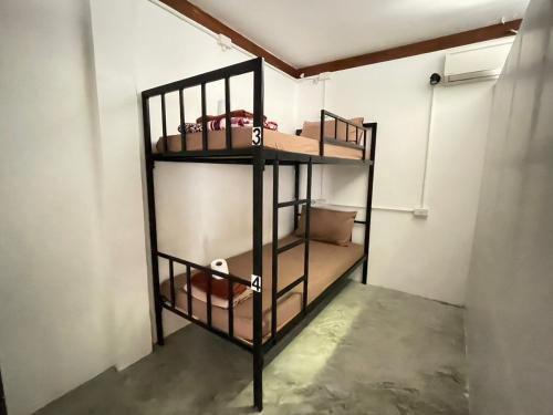 a room with two bunk beds in a room at Pranee Bungalow in Koh Tao