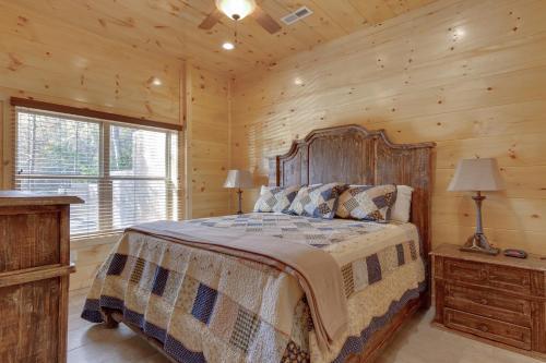 - une chambre avec un lit dans une cabane en rondins dans l'établissement Smoky Mountain Splash, 6 Bedroom, Private Pool, WiFi, Pool Table, Sleeps 18, à Gatlinburg
