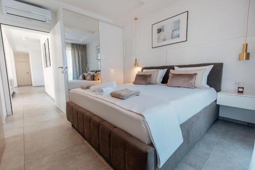 een slaapkamer met een groot bed in een kamer bij Villa Andris-luxury villa near sandy beach - by TRAVELER tourist agency KRK in Ližnjan