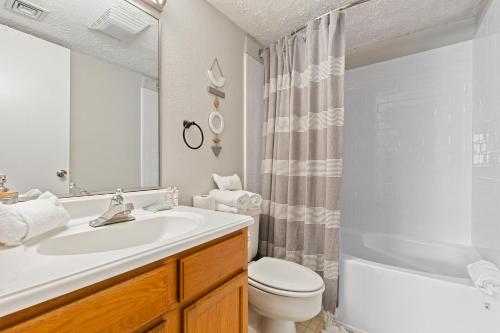 ein Badezimmer mit einem Waschbecken, einem WC und einer Badewanne in der Unterkunft Deer Ridge Mountain Resort A201 in Gatlinburg