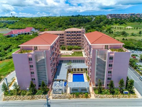 宮古島的住宿－海風珊瑚度假飯店，享有带游泳池的度假建筑的空中景致