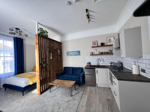 een kamer met een keuken en een slaapkamer met een bed bij Norton house in Brighton & Hove