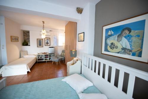 una sala de estar con cama y una habitación con en Villa Marouda, en Glossa