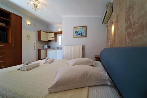 - une chambre avec 2 lits et des oreillers dans l'établissement Villa Ilias, à Parga
