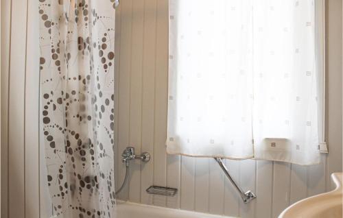 een badkamer met een douchegordijn en een wastafel bij 3 Bedroom Awesome Home In Extertal in Extertal