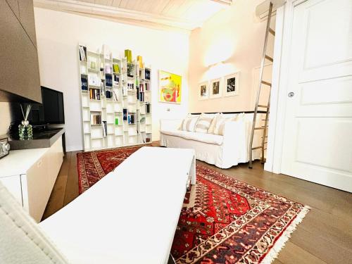 uma sala de estar com um sofá branco e um tapete vermelho em ComeCasa Entire House Port View - Two Bedrooms em Saint-Tropez