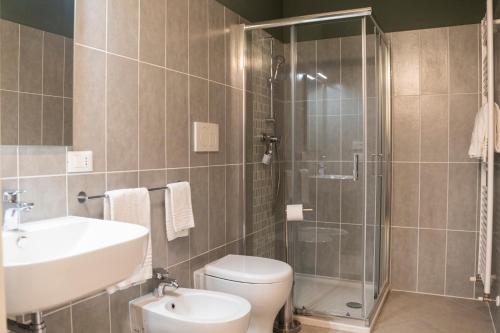 a bathroom with a shower and a toilet and a sink at Le Stanze di Gianmarmo - Via Marsala in Mirandola