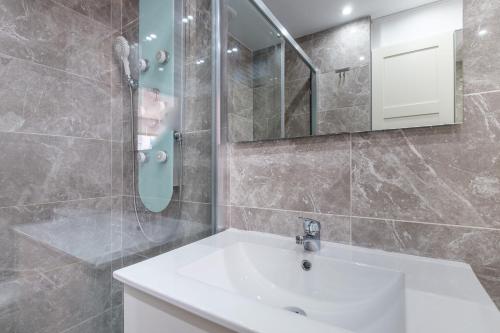 łazienka z umywalką i lustrem w obiekcie Acuarium II 5-B Apartment Levante Beach w mieście Benidorm