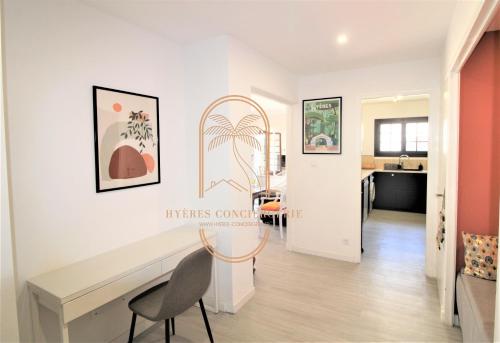 un salon avec une table et une chaise dans l'établissement Hyères-Centre Coquet T3 Wifi Parking Clim Salon BY HC, à Hyères