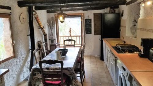 Кухня или мини-кухня в Haut de grange en pierre
