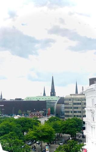uma vista para uma cidade com árvores e edifícios em Check-in Hamburg em Hamburgo