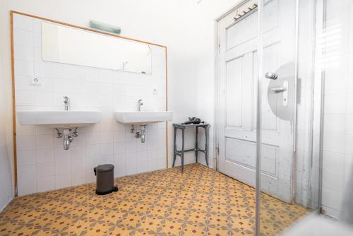 a bathroom with two sinks and a mirror at Schloss Hornegg in Preding