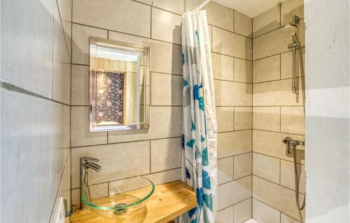 uma casa de banho com um chuveiro e um lavatório de vidro em Cozy Home In Rabastens With Outdoor Swimming Pool em Rabastens