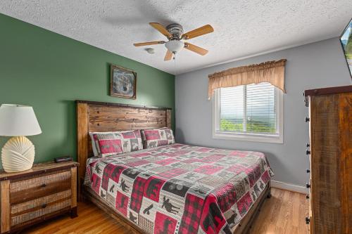 En eller flere senge i et værelse på Deer Ridge Mountain Resort E108