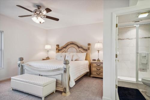 Un dormitorio con una cama y un ventilador de techo. en Whispering Pines 124, en Pigeon Forge