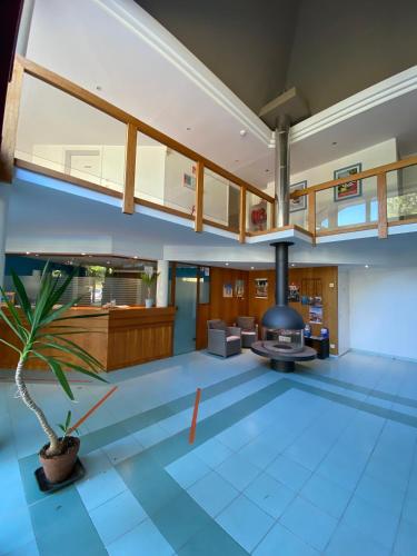 un grand salon avec une plante au milieu dans l'établissement Joli T2 Résidence du Golf avec terrasse, à Bénodet