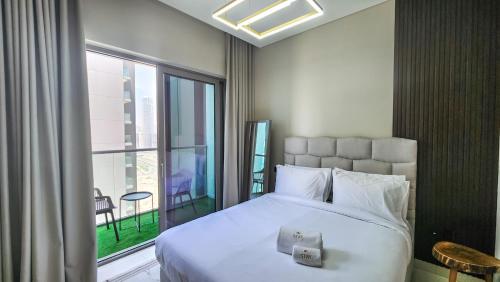 Postel nebo postele na pokoji v ubytování STAY BY LATINEM Luxury 1BR Holiday Home CVR B2903 near Burj Khalifa
