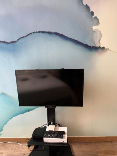 un écran d'ordinateur et un clavier devant un mur dans l'établissement Vivez la Marina - Plage - Port de plaisance, au Havre