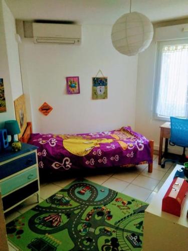 une chambre avec un lit et un tapis au sol dans l'établissement Au Coeur du Var ! Bienvenue à Draguignan !, à Draguignan