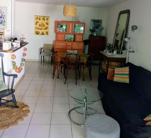 un salon avec un canapé et une table dans l'établissement Au Coeur du Var ! Bienvenue à Draguignan !, à Draguignan