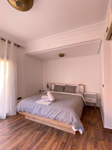 Jules في مراكش: غرفة نوم بسرير كبير مع أرضية خشبية