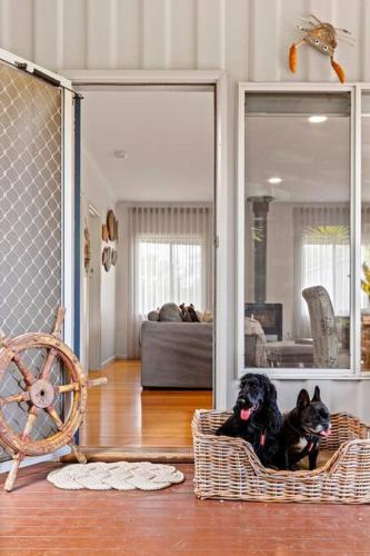 Posezení v ubytování The Shack- Walk to beach, sleeping 4, fireplace, pet friendly!