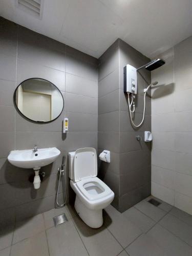 y baño con aseo, lavabo y espejo. en 3 Elements-MRT2 -30min to TRX Bkt Bintang -Wifi - Self Check In en Seri Kembangan