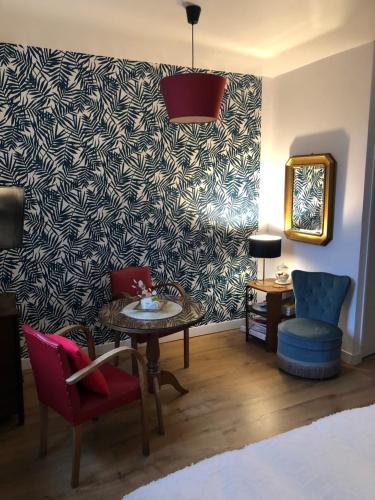 un salon avec un mur noir et blanc à motifs dans l'établissement Le studio d'Eva, à Honfleur
