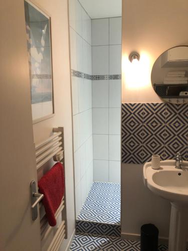 een badkamer met een douche en een wastafel bij Le studio d'Eva in Honfleur