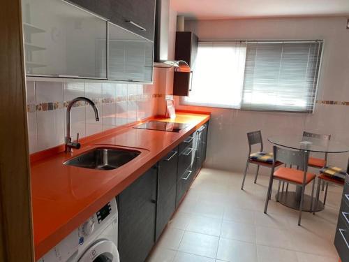 uma cozinha com um lavatório e uma máquina de lavar louça em Sensacional piso en San Fernando em San Fernando