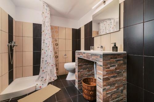 A bathroom at Olympia's Cozy Guesthouse