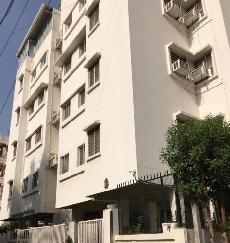 un edificio blanco con balcones. en Shreeji Service Apartment en Vadodara