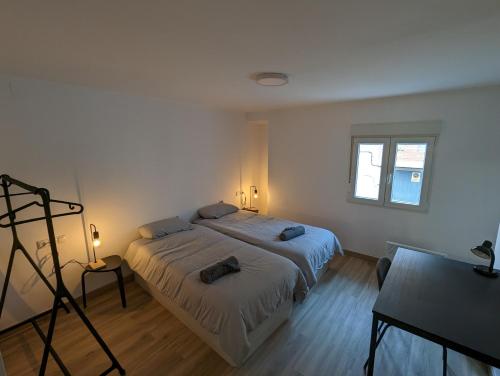 a bedroom with two beds and a window at Entre montañas in Dos Aguas