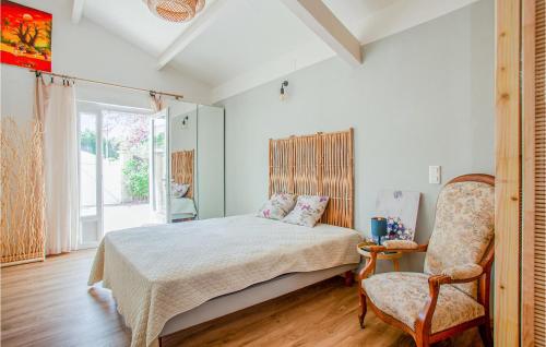 um quarto com uma cama e uma cadeira em Gorgeous Home In Vedne With Wifi em Vedène