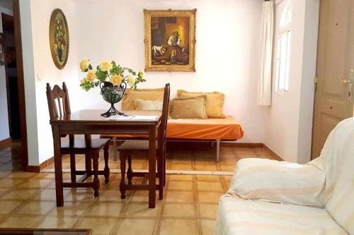 een woonkamer met een tafel en een bank bij Casa Aguacate in Taramay
