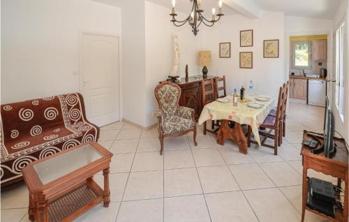 un salon avec une table et des chaises dans l'établissement Beautiful Home In La Garde With Kitchen, à La Garde