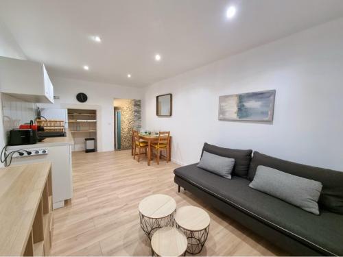 un salon avec un canapé et une cuisine dans l'établissement T2 Centre Historique Rénové, à Aix-en-Provence