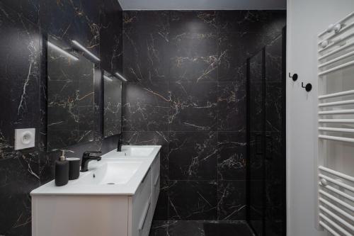Koupelna v ubytování Superbe appartement avec jardin Dinan centre - Jerzual