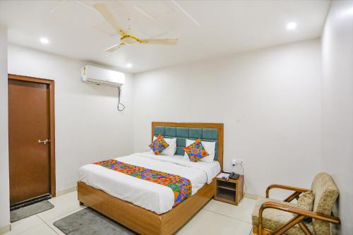 Кровать или кровати в номере FabHotel Well Stay