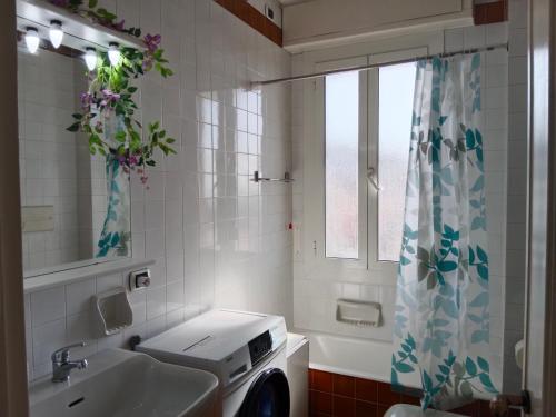 een badkamer met een wastafel en een wasmachine bij Marine Sea View in Sanremo