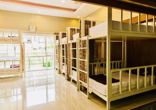 duży pokój z łóżkiem piętrowym w obiekcie rastahostel by little boat w mieście Chaweng
