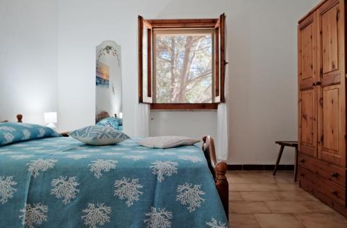 1 dormitorio con cama y ventana en [Costa Smeralda] Meravigliosa vista sul mare en Cannigione