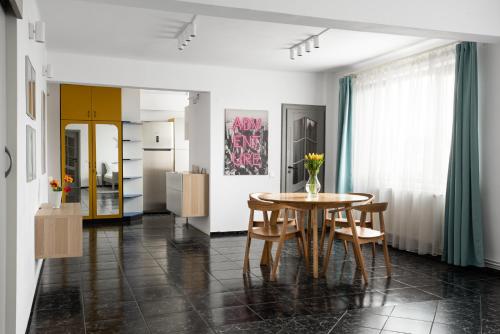 クルジュ・ナポカにあるSpacious ultracentral apartmentのキッチン、ダイニングルーム(テーブル、椅子付)